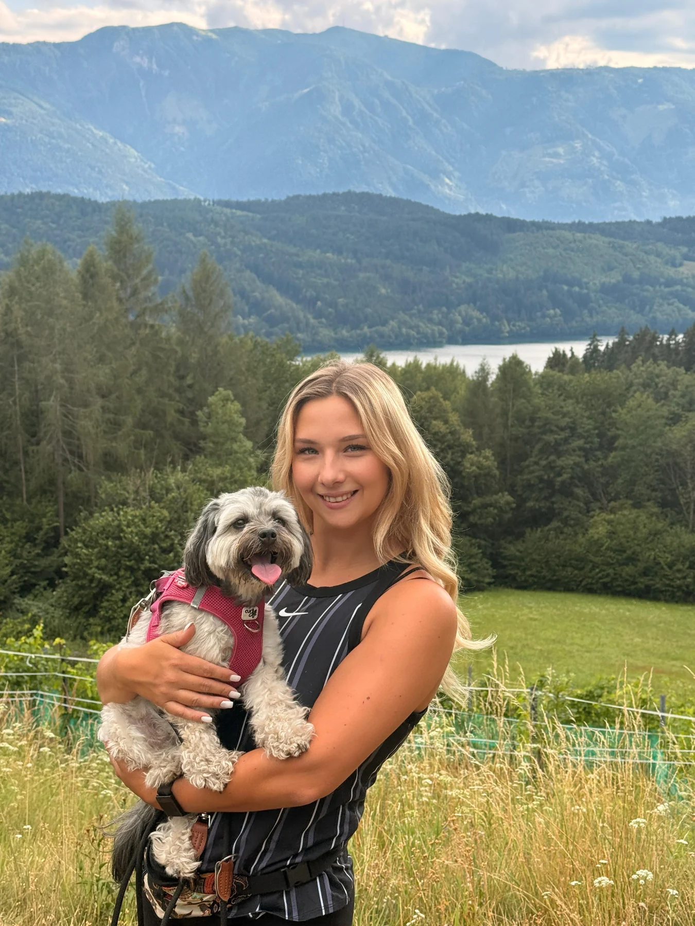 Selina Klein mit ihrer Hündin Malia